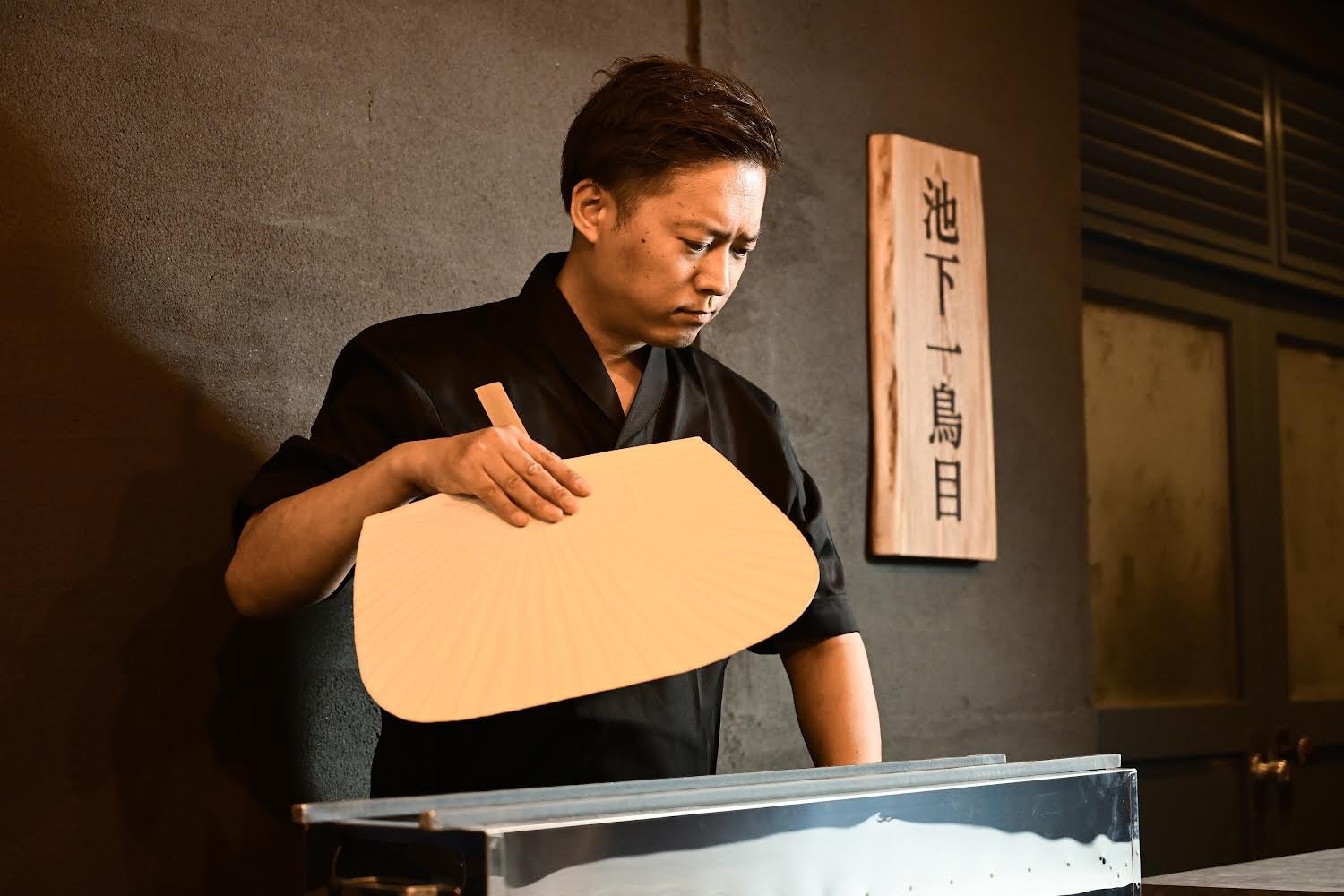 料理人が焼き鳥を焼いている様子