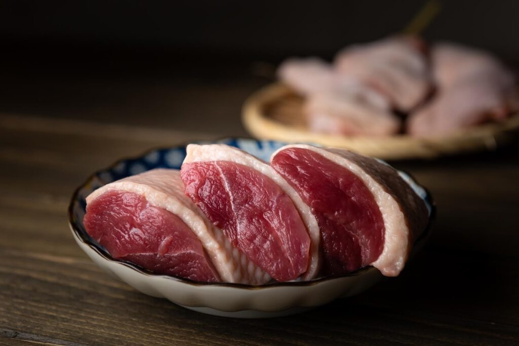 【焼き鳥・あいち鴨コース】焼鳥とあいち鴨の魅力を存分に引き出す火入れでご提供します。心ゆくまで鴨と焼鳥をご堪能いただけるコースです。